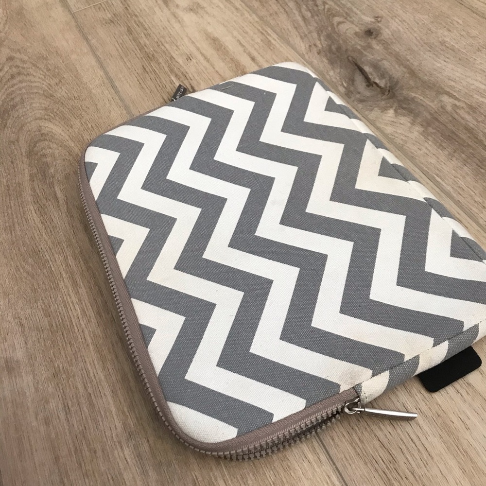 Grey chevron laptop case - Picture 6 of 9